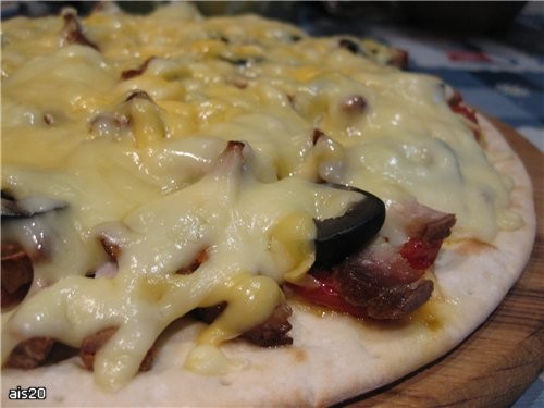 Пицца с бужениной, вялеными томатами, лисичками и маслинами Тесто покупное уже готовое, продукты -...