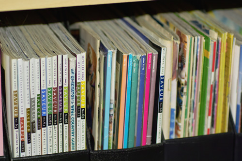 Часто беру книги в библиотеке и пролистываю их дома, бывает готовлю по ним - 5