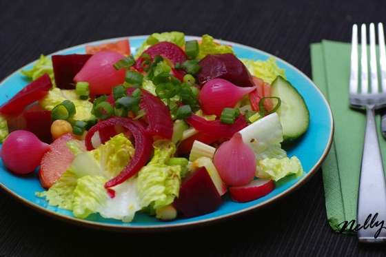 Салат с маринованной свёклой и луком пропорций нет (по вкусу) свежие листья латука свежий огурец св...