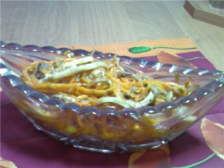 Вот такой салатик из морковки со свинными ушами получился у меня: