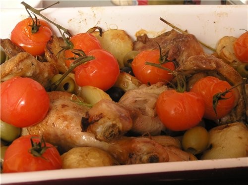Курица с картофелем, помидорами и оливками по-средиземноморски