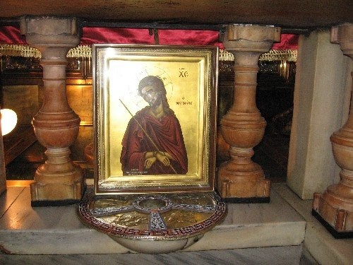 Здесь можно коснуться рукой самой священной горы - Голгофы, если преклонить колени и опустить руку... - 2