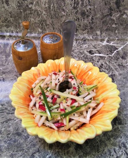 Салат из огурцов и редиса с кунжутом
