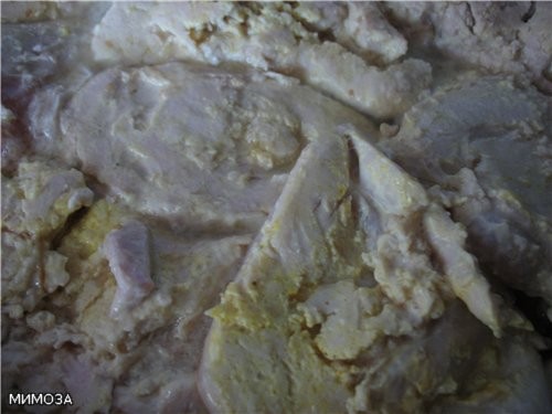 КУРИНЫЕ ГРУДКИ В МАРИНАДЕ Как следует отбила куриные грудки, посолила, залила майонезом, добавила д...