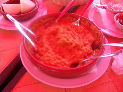 есть на Канарах продукт называемый "гофио", очень похожий на обычную муку, только темнее, очень пол...