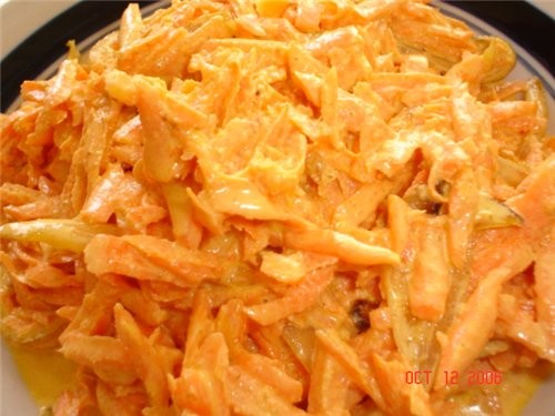 Трём морковь, кладём специю для корейской морковки(кузбара араб
