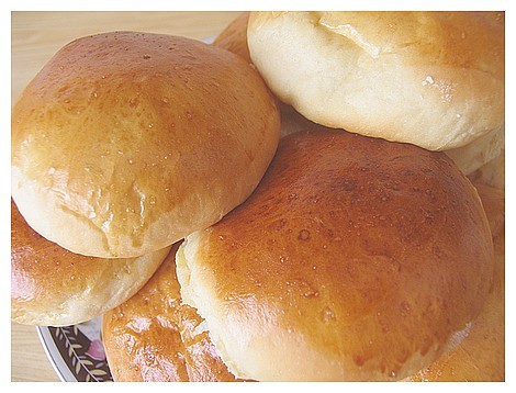 Алис, вот и я пожаловала с булочками с творогом и апельсиновой цедрой с пылу с жару Ну очень вкусне...