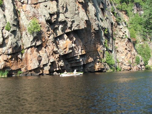 величину его видно если сравнить с лодкой, вон там на воде - 2