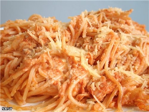СПАГЕТТИ С КУРОЧКОЙ И ПАРМЕЗАНОМ 250 г спагетти 1 большая куриная грудинка 3-4 зубочка чеснока 1 бо...