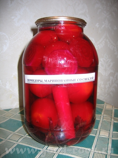 Еще вкусные ПОМИДОРЫ, МАРИНОВАННЫЕ СО СВЕКЛОЙ На одну 2л банку: 1,2 кг помидоров 3-4 веточки зелени...