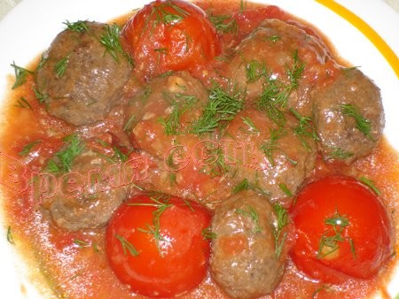Тефтели с томатами Приготовить мясной фарш как на котлеты, слепить из фарша шарики, обвалять их в м...