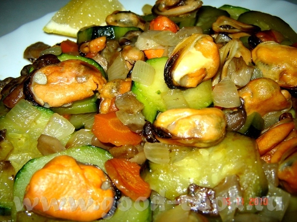Ensalada de calabacin con mejillones Салат из кабачков с мидиями Кабачок - 1 шт