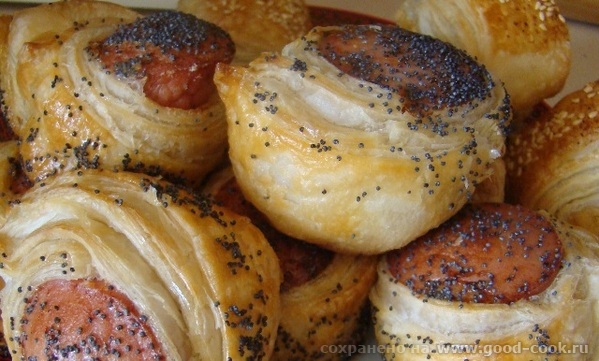Слойки с сосиской "Маковые пяточки"