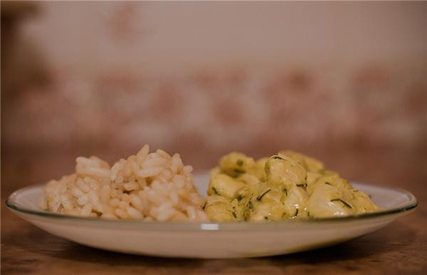 а у меня сегодня простенько рис и бефстроганов куриный и еще салат с редьки но его я не фоткала))) - 2