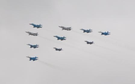 Вот уже несколько лет перед парадом победы и во время него из своего окна я вижу примерно такое: Ре... - 4