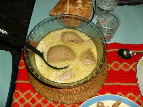 у нас был фаршированый желудок и ножки бараньи к нему Каршат пирожки жаренные с картошкой, луком и...