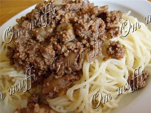 МЯСНОЙ СОУС С ТОМАТОМ Фарш(смешанный или говяжий) с солью, перчиком, провёрнутым через мясорубку ре...