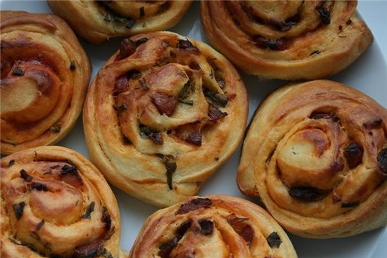 рулеты с беконом и копчеными колбасками из хрущевского теста сырный пирог из хрущевского теста