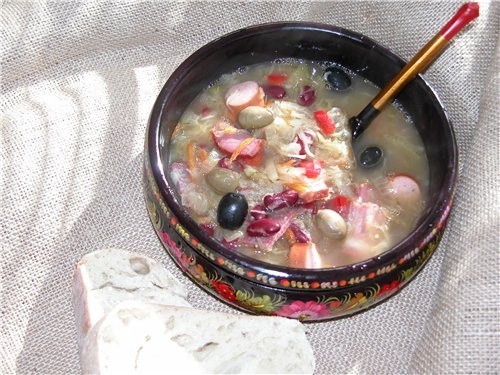 Очень рекомендую солянку от Наденьки- , я, правда, туда ещё мясо бросила, но ето исключително потом...