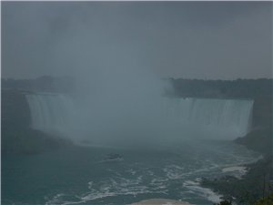 А это фото сомого водопада с канадской стороны: Вода падает с такой силой, что мелкая водяная пыль... - 2