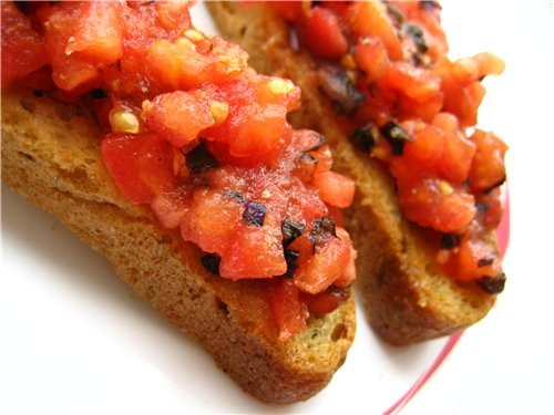 Предлагаю очень простой, быстрый и вкусный рецепт "утилизации" черствеющего хлеба