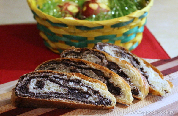 Рулет с маком, орехами и изюмом.