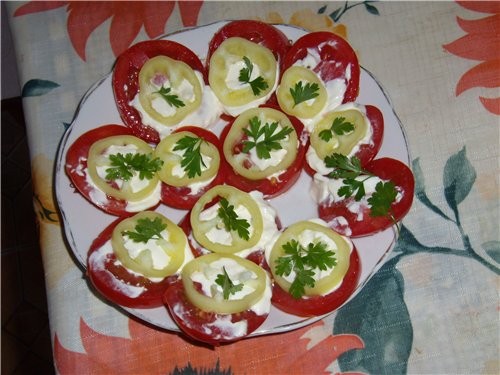 Овощная закуска из помидор, перца с майонезом