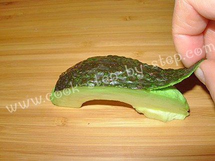 Острым ножом надрезать авокадо вокруг косточки - 7
