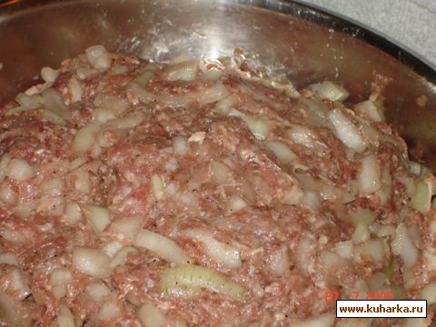 Тем временем приготовить фарш