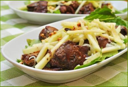 Салат с куриной печенью и яблоком Идея из книги "Гастронома" "рецепты вкусной и здоровой жизни", пе...