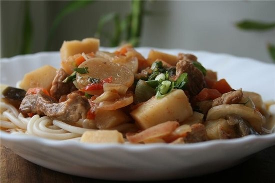 лагман салат весенний с редиской,огурцами,зеленью,яйцами и сметаной