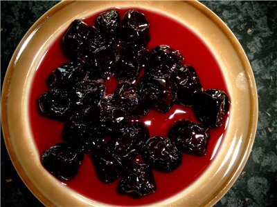 ВИШНЁВОЕ ВАРЕНЬЕ С КОСТОЧКАМИ 1 кг вишни(у меня скорее черешня) 1 кг сахара 1/2 стакана воды Вишню...