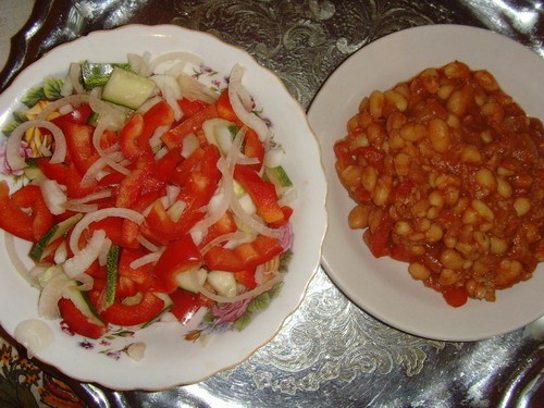 Принесла вам один из вариантов вкуснющего ужина: Фасоль из баночки (без добавок), тушённая с болгар...