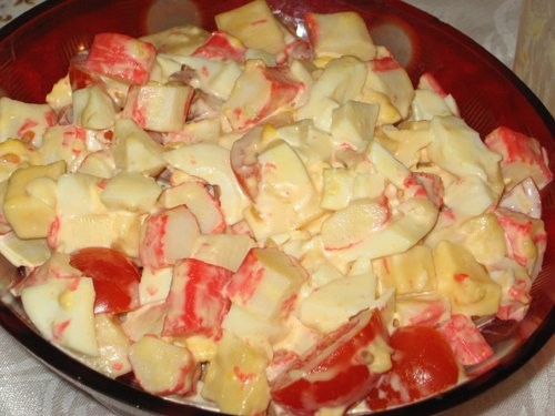 Салат с крабовыми палочками и сыром