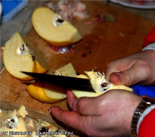 Айву режем на четыре части и вырезаем сердцевину