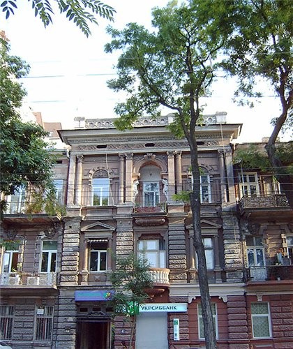 и так фотик слабый да тут еще разрешение на 500 всего и плохо видно вообще-то тут атланты охраняют...