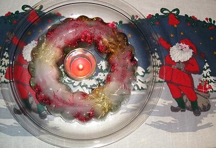 Такие венки можно сделать из мишуры и еловых веток