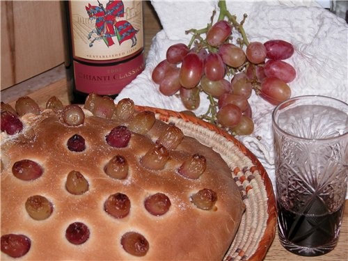 SCHIACCIATA CON UVA а ето из обрезков теста