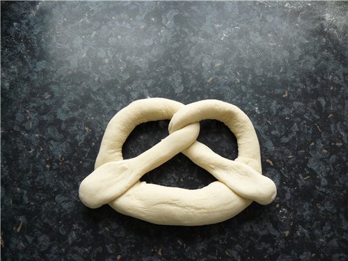 Brezel(брецель, крендель), Brezelstange(палочки) und Brezelsemmel(булочки) относятся к Laugengebдck... - 5