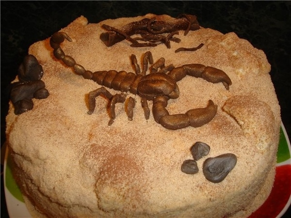 классный тортик, вот и мой простенький,не хотели мастику,именинник скорпион,хотели золотого