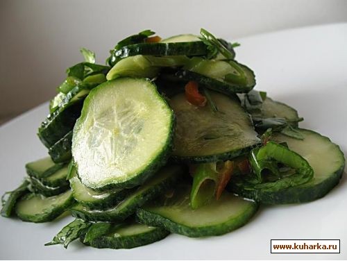 несу интересный салат из огурцов в маринаде из кинзы 2 стебля зеленого лука с головками,1 стручок о...