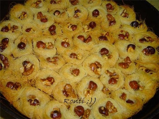 Кладем фисташки и поливаем маслом (самне или Ги) После запекания в духовке поливаем холодным сахарн... - 3
