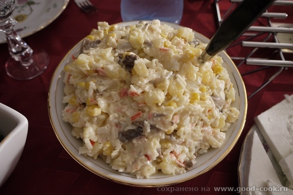Салат с крабовыми палочками и жареными грибами