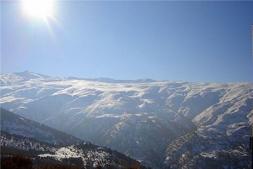 А какая великолепная панорама открываетсяа из дворца: внизу Гранада а вдалеке заснеженные вершины С... - 4