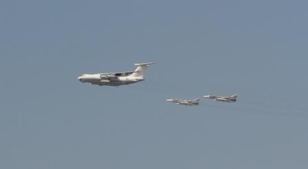 н€ют, из моего окна в гостинной салют аж из 6 точек видно - 3