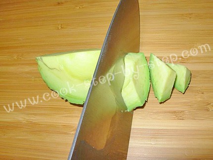 Острым ножом надрезать авокадо вокруг косточки - 9