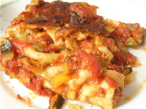 Канеллони с мясом под овощным соусом