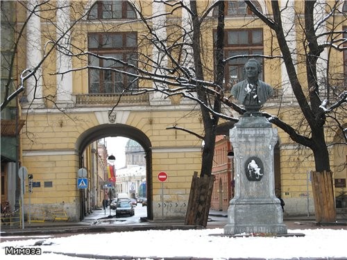 Сразу после моста расположена площадь Ломоносова - типичная для мостов Фонтанки маленькая "предмост...