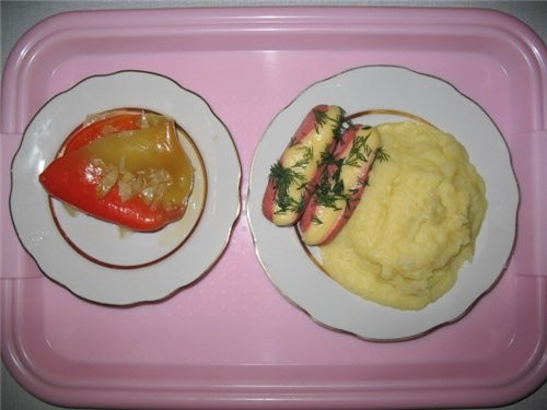 А это мой обед : сосиски с сыром, перчик и картошка-пюре