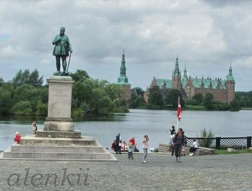 Просторная площадь,где через озеро,напротив, виден замок Фредериксборг (Frederiksborg)